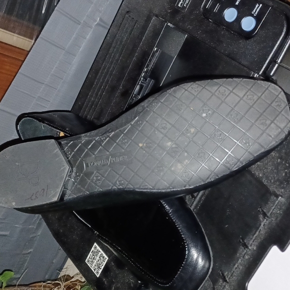 Donald J. Pliner Halia Black Patent Leather Flats. 7 - Picture 3 of 6